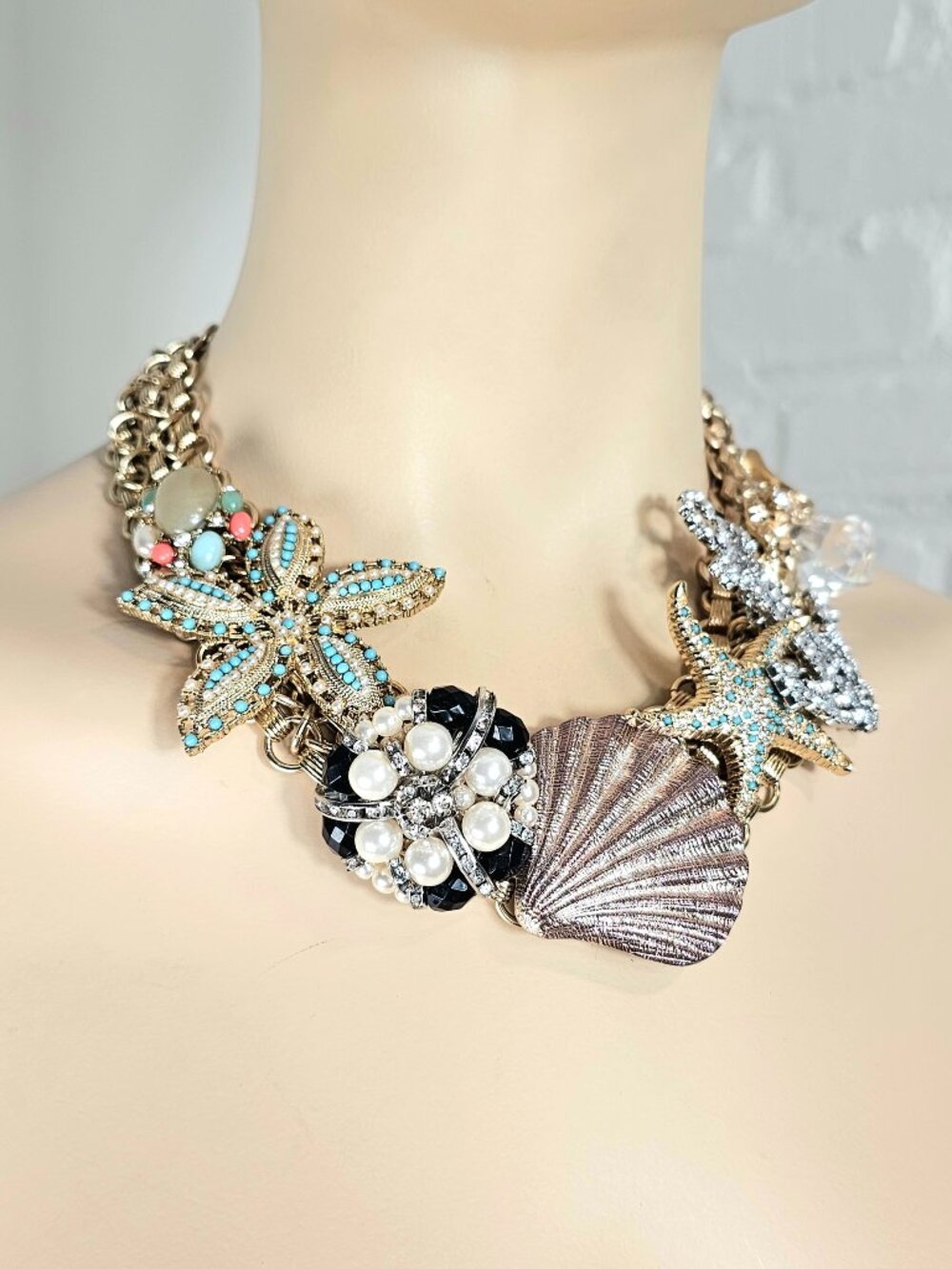 Banana Republic Seashell Statement Necklace Coastal Charm Pearl Crystal Necklace - Picture 8 of 8
